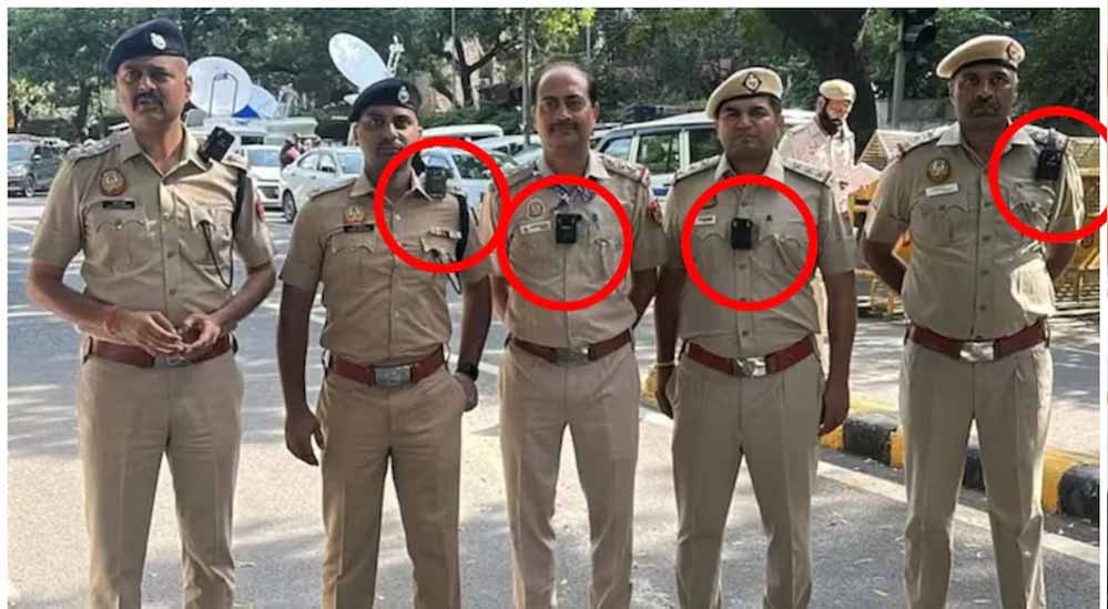 Delhi Police Body Camera: जवानों की वर्दी पर लगे कैमरे का क्या है काम? हाईकोर्ट ने क्या कहा Delhi Police Body Camera: जवानों की वर्दी पर लगे कैमरे का क्या है काम? हाईकोर्ट ने क्या कहा