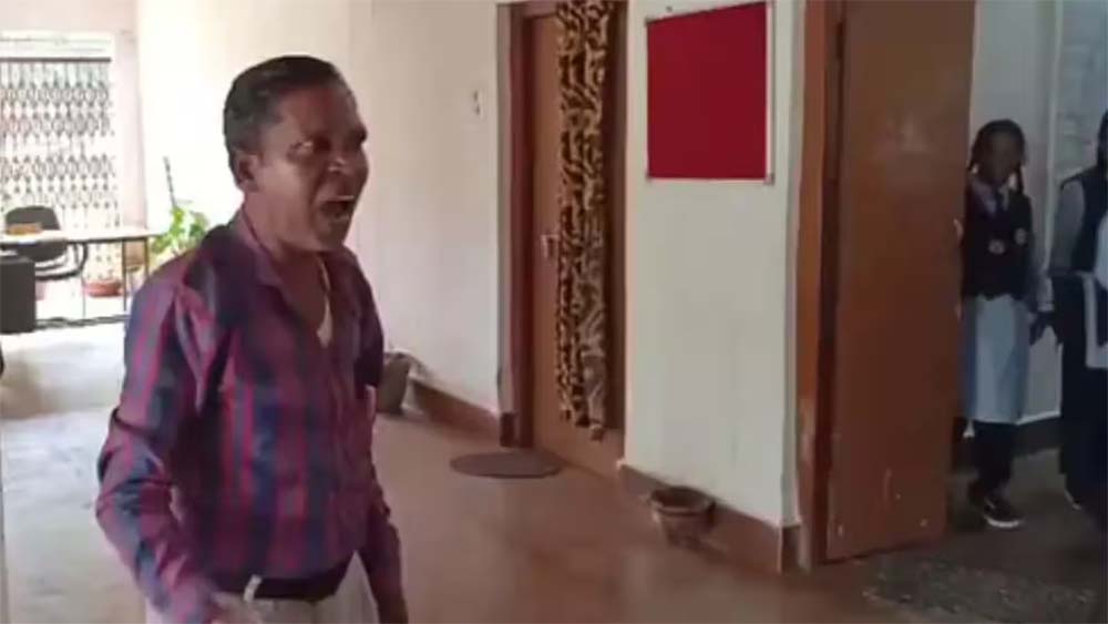 10 महीने से वेतन नहीं मिलने का आरोप, नशे में स्कूल पहुंचा शिक्षक और ‘मोदी’ को बताया दोषी