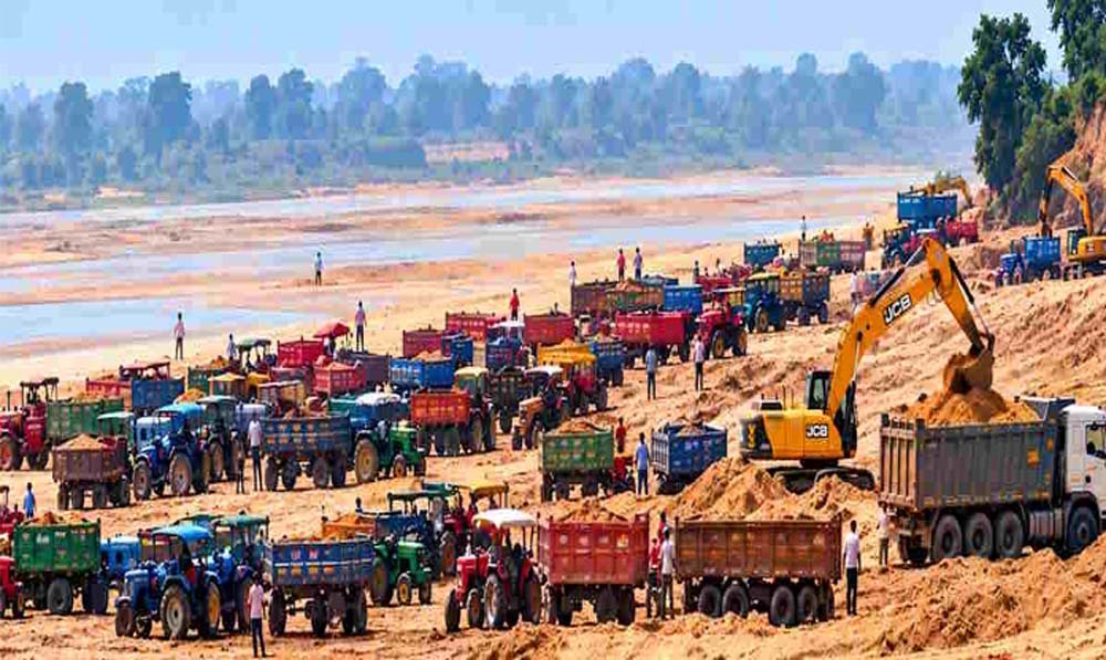 कुरुद में महानदी का सीना छलनी, धड़ल्ले से हो रहा अवैध रेत उत्खनन; जिम्मेदार बेखबर