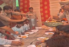 पुलिस का सेवा भाव: थाने में भंडारे का आयोजन, अधिकारियों ने श्रद्धालुओं को परोसा प्रसाद