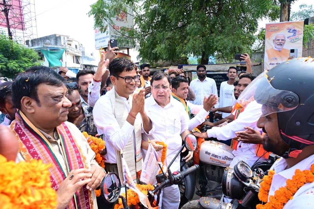 वित्त मंत्री एवं जांजगीर जिले के प्रभारी मंत्री ओ.पी. चौधरी बाइक रैली में हुए शामिल, युवाओं का बढ़ाया उत्साह