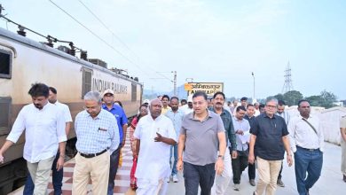 सरगुजा सांसद चिंतामणि महाराज ने हरी झंडी दिखाकर द्वितीय साप्ताहिक ट्रेन को किया रवाना