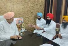धान की फसल भीगने से किसानों में रोष, हरियाणा के कृषि मंत्री के सामने जताया विरोध