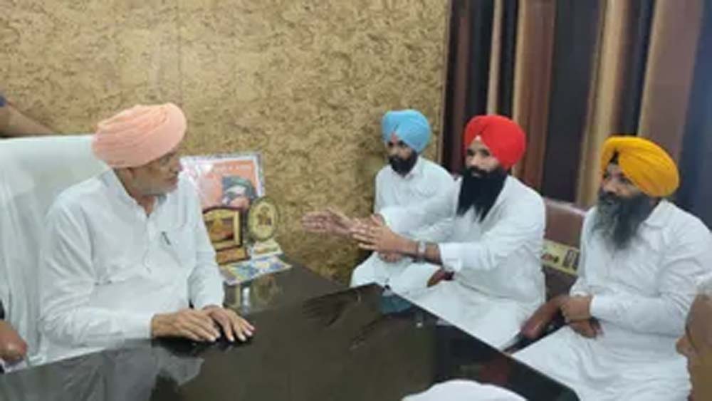 धान की फसल भीगने से किसानों में रोष, हरियाणा के कृषि मंत्री के सामने जताया विरोध धान की फसल भीगने से किसानों में रोष, हरियाणा के कृषि मंत्री के सामने जताया विरोध