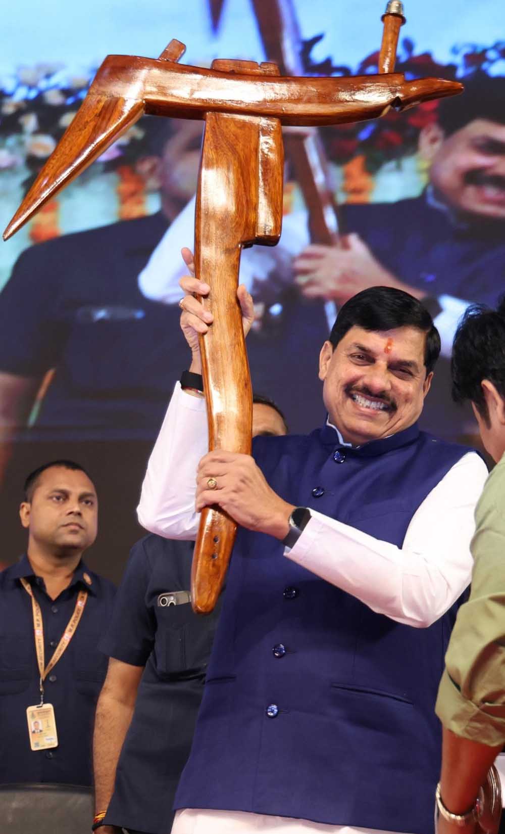 कृषि विभाग की टीम कृषि योजनाओं और नीतियों को फाईलों से निकालकर खेत की मेढ़ तक पहुंचाती है कृषि विभाग की टीम कृषि योजनाओं और नीतियों को फाईलों से निकालकर खेत की मेढ़ तक पहुंचाती है