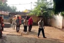 गुना में अस्पताल के बाहर सजी अर्थी, शव घर ले जाने को लेकर विवाद