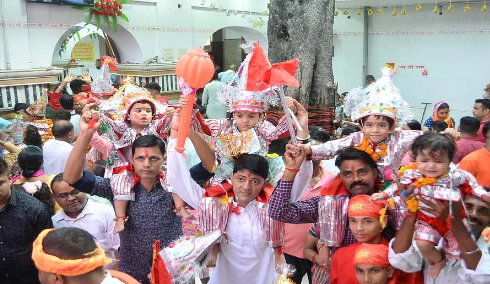 अमृतसर में अनोखी धार्मिक परंपरा, मन्नत पूरी होने पर बच्चे बने लंगूर, दर्शन के लिए पहुंचे श्रद्धालु
