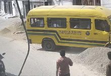 स्कूल बस हादसे से मचा हड़कंप, लुधियाना में बिजली के पोल से टकराई बस; कई बच्चों को चोटें