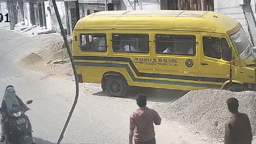 स्कूल बस हादसे से मचा हड़कंप, लुधियाना में बिजली के पोल से टकराई बस; कई बच्चों को चोटें