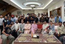 मनदीप सिंह के घर टीम इंडिया का खास स्वागत, खिलाड़ियों ने चखा पारंपरिक पंजाबी जायका
