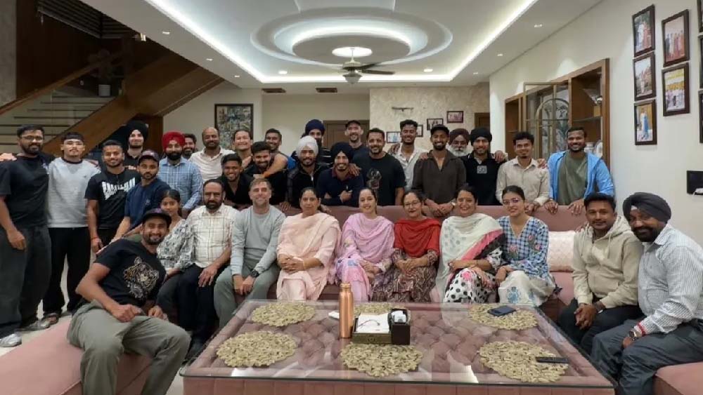 मनदीप सिंह के घर टीम इंडिया का खास स्वागत, खिलाड़ियों ने चखा पारंपरिक पंजाबी जायका मनदीप सिंह के घर टीम इंडिया का खास स्वागत, खिलाड़ियों ने चखा पारंपरिक पंजाबी जायका