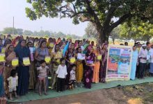 आयुक्त तारन प्रकाश सिन्हा ने खंडुआ में किया सिंचाई नाली निर्माण कार्य का निरीक्षण, श्रमिकों से किया सीधा संवाद