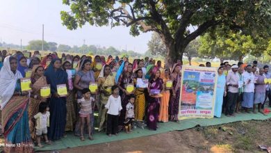 आयुक्त तारन प्रकाश सिन्हा ने खंडुआ में किया सिंचाई नाली निर्माण कार्य का निरीक्षण, श्रमिकों से किया सीधा संवाद