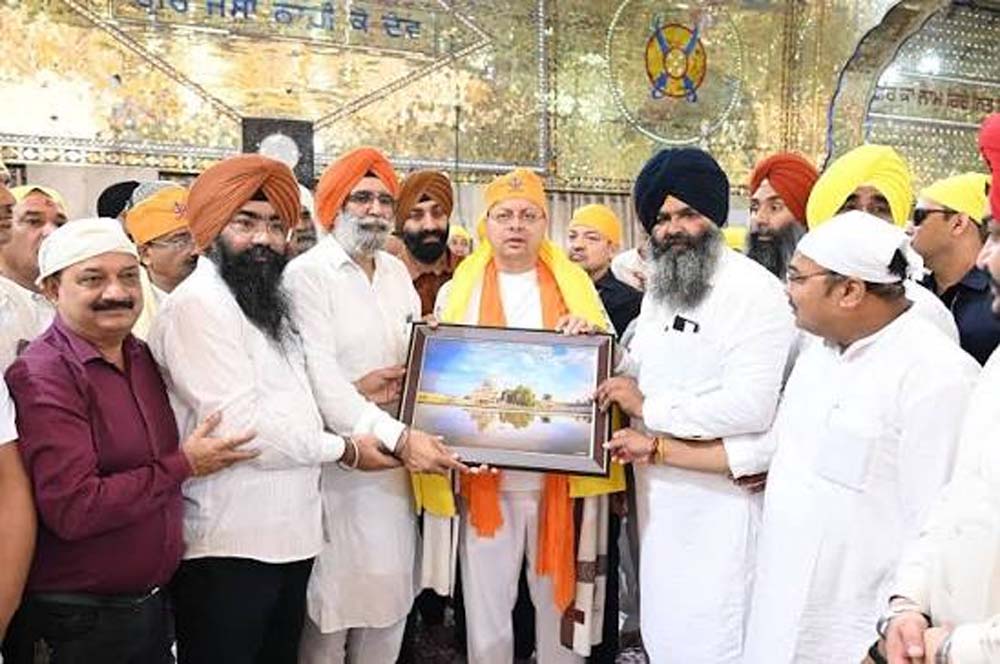 नानकमत्ता साहिब पहुंचे सीएम धामी, गुरुद्वारे में अरदास के बाद श्रमदान कर दिया स्वच्छता का संदेश
