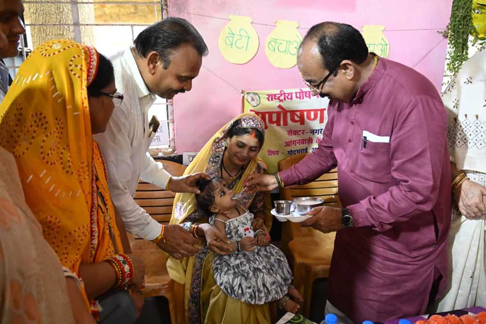 "बच्चों के अंदर अपना बचपना ढूंढता हूं..." जमीन पर बैठकर बच्चों संग खेले श्री अरुण साव