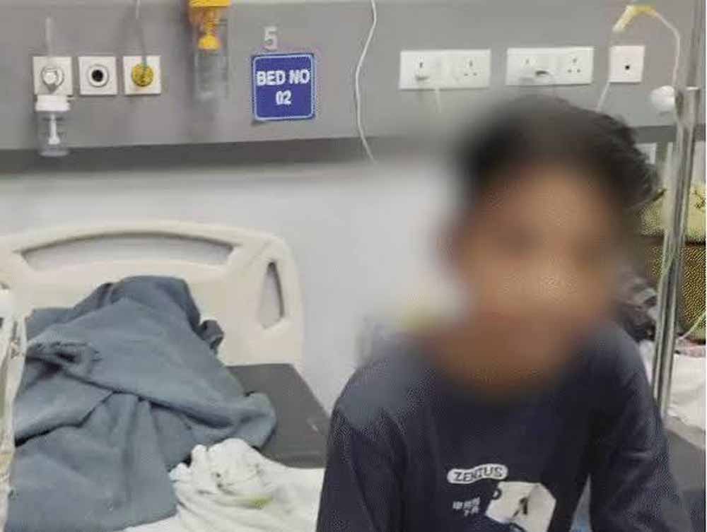 खाने में छिपकली मिलने का दावा, 13 बच्चे बीमार