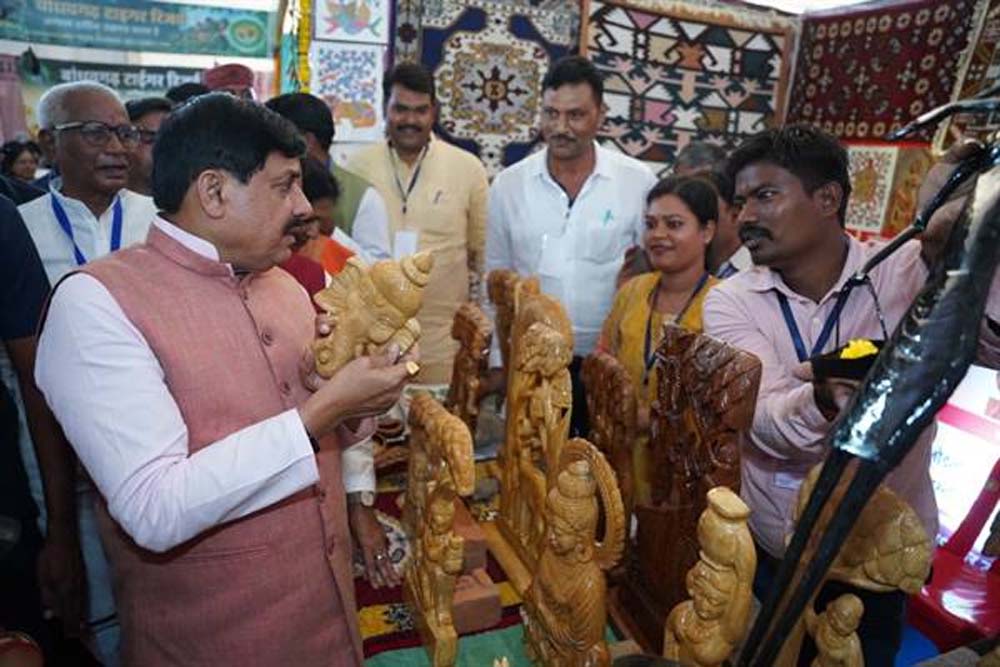 एमए पास दुर्गा सिंह ने हुनर को बनाया अपनी ताकत, लकड़ी की कलाकारी से संवार रहीं भविष्य एमए पास दुर्गा सिंह ने हुनर को बनाया अपनी ताकत, लकड़ी की कलाकारी से संवार रहीं भविष्य