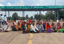 टोल टैक्स को लेकर भड़का ग्रामीणों का गुस्सा, 12 पंचायतों ने सड़क पर उतरकर किया प्रदर्शन
