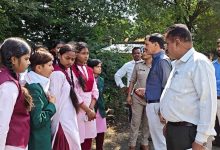खंडवा में छात्राओं का अनोखा विरोध, अधीक्षिका के निलंबन से भावुक होकर कलेक्टर के पास पहुंचने निकलीं