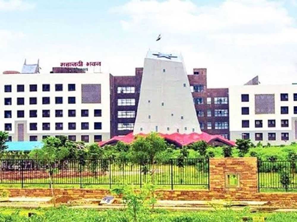 शेरपार-मानपुर-कोहका सड़क के अधूरे और गुणवत्ताहीन निर्माण कार्यों तथा उखड़ी सड़क पर ठेकेदारों को नोटिस, पीडब्ल्यूडी ने 15 दिनों में मांगा जवाब