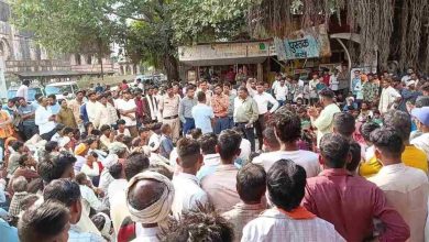 युवती की मौत से मांडू में तनाव, मुख्य चौराहे पर शव रखकर प्रदर्शन; तीन पर केस दर्ज