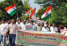 नीलबड़ में पुलिस ने रोका किसानों का मार्च, सड़क पर धरना