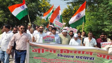 नीलबड़ में पुलिस ने रोका किसानों का मार्च, सड़क पर धरना