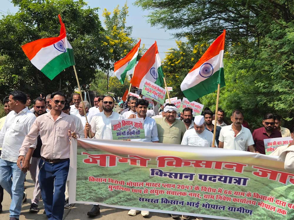 नीलबड़ में पुलिस ने रोका किसानों का मार्च, सड़क पर धरना