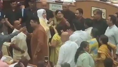 दिल्ली नगर निगम सदन में बवाल, माइक तोड़कर पटका