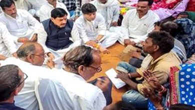 दिवंगतों को अर्पित की पुष्पांजलि, परिजनों को दी 4-4 लाख रुपये की आर्थिक सहायता