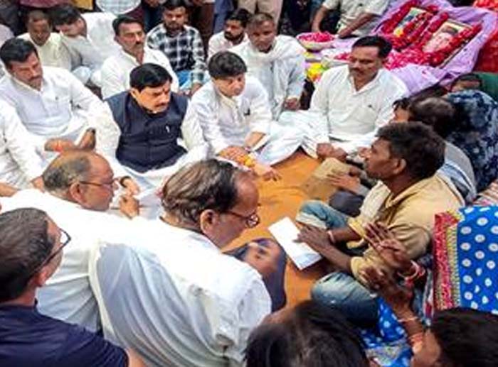 दिवंगतों को अर्पित की पुष्पांजलि, परिजनों को दी 4-4 लाख रुपये की आर्थिक सहायता दिवंगतों को अर्पित की पुष्पांजलि, परिजनों को दी 4-4 लाख रुपये की आर्थिक सहायता