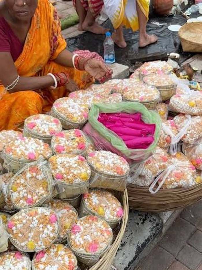नवरात्र में पूजा कॉम्बो पैक तैयार कर आत्मनिर्भरता की राह मजबूत कर रहीं वाराणसी की महिलाएं