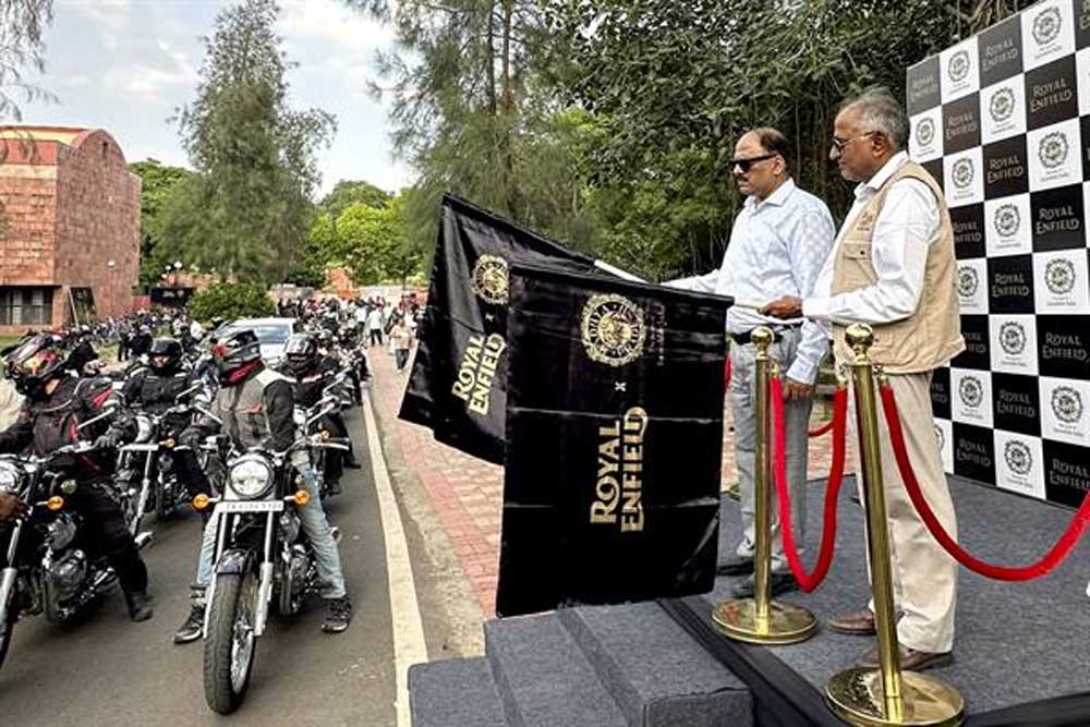 1,520 किलोमीटर की मोटरसाइकिल यात्रा को अपर प्रबंध संचालक डॉ. बेडेकर ने दिखाई हरी झंडी