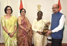 राज्य की प्रथम महिला रानी डेका काकोटी ने भेंट की छत्तीसगढ़ की प्रसिद्ध कोसा साड़ी