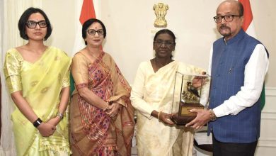 राज्य की प्रथम महिला रानी डेका काकोटी ने भेंट की छत्तीसगढ़ की प्रसिद्ध कोसा साड़ी