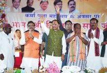 सारसमाल में कर्मा पूजा महोत्सव में शामिल हुए मुख्यमंत्री, मांदर की थाप पर समाजजनों के साथ किया पारंपरिक कर्मा नृत्य