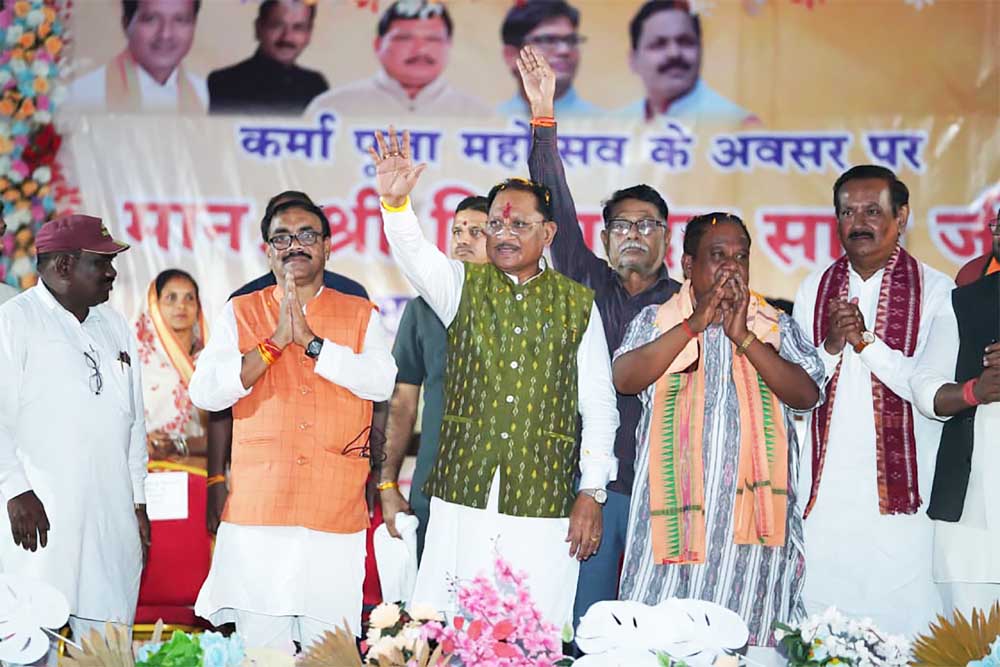 सारसमाल में कर्मा पूजा महोत्सव में शामिल हुए मुख्यमंत्री, मांदर की थाप पर समाजजनों के साथ किया पारंपरिक कर्मा नृत्य