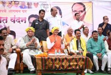 वन्यजीवों की खातिर घर छोड़ रहे आदिवासी परिवारों को शिवराज ने बताया महान बलिदानी