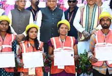15 योजनाओं से श्रमिक परिवारों को मिल रहा आर्थिक संबल, बच्चों की शिक्षा, मातृत्व सहायता और सामाजिक सुरक्षा का सहारा
