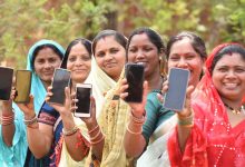 छत्तीसगढ़ सरकार की आर्थिक सहायता से घरेलू खर्च के साथ बेटियों की पढ़ाई और भविष्य के लिए बचत कर रही महिलाएं